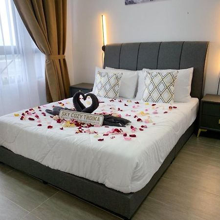 Sky Cozy Troika Residence, 1 Bedroom 4-6 Pax, 2 Bedrooms 6-8 Pax, Pool Vew, Sky & City View, Free Parking, Pool, Unlimited Wifi & Netflix コタバル エクステリア 写真
