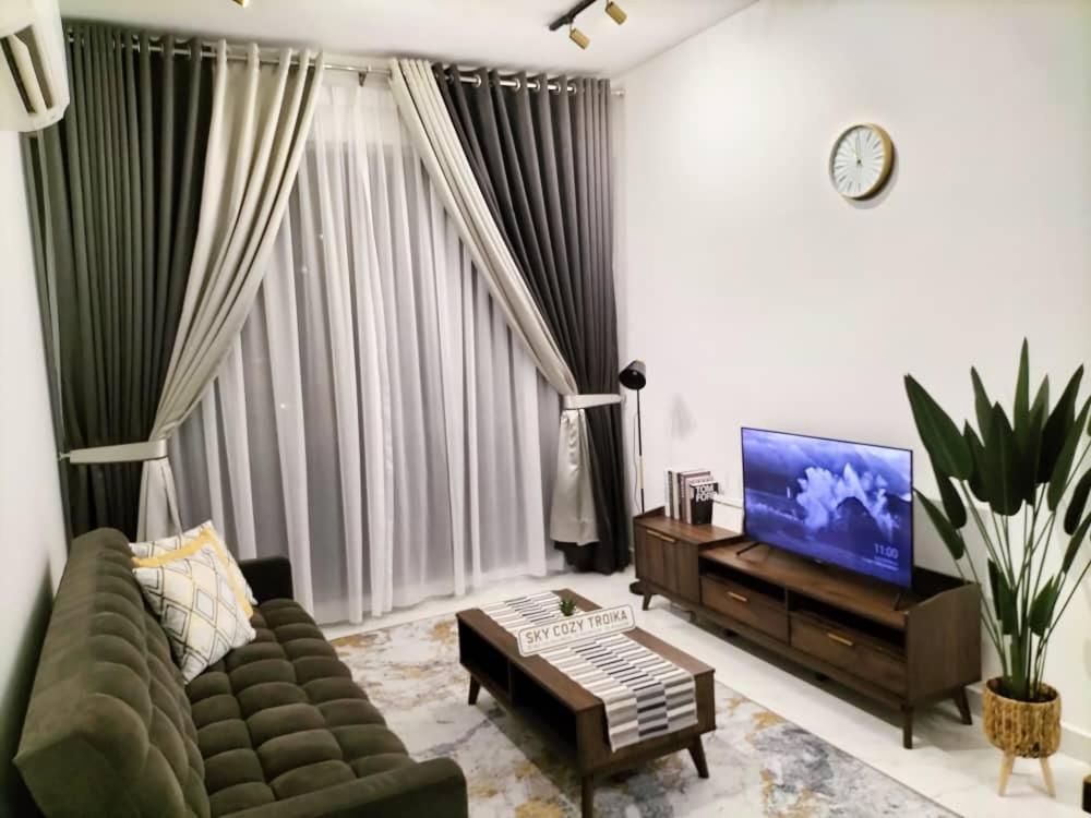 Sky Cozy Troika Residence, 1 Bedroom 4-6 Pax, 2 Bedrooms 6-8 Pax, Pool Vew, Sky & City View, Free Parking, Pool, Unlimited Wifi & Netflix コタバル エクステリア 写真